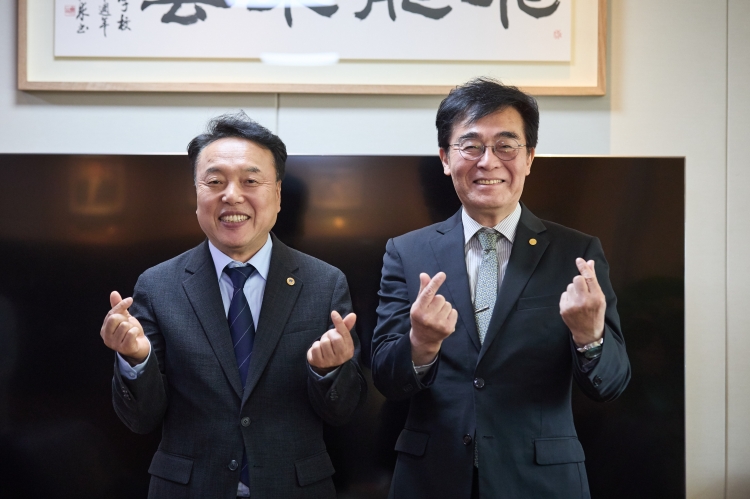 김종우 회장과 총장 기념 사진
